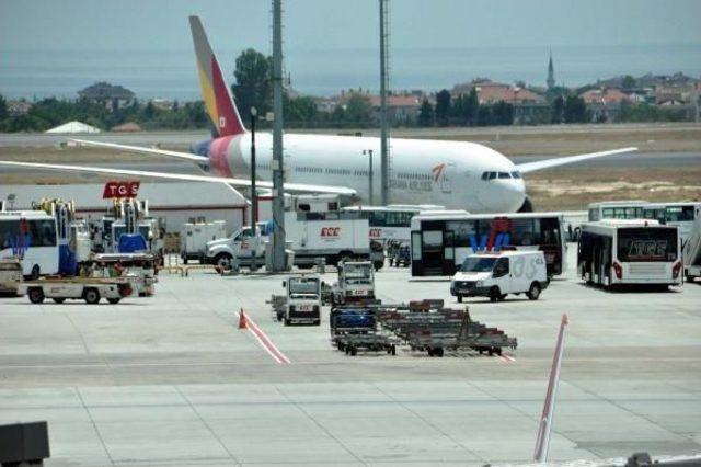 G&uuml;ney Kore U&ccedil;ağı Teknik Arıza Nedeniyle Atat&uuml;rk Havalimanı na Indi 2