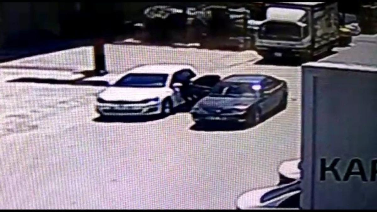 10 Saniyede Otomobilde Bulunan 55 Bin Lirayı &Ccedil;aldılar