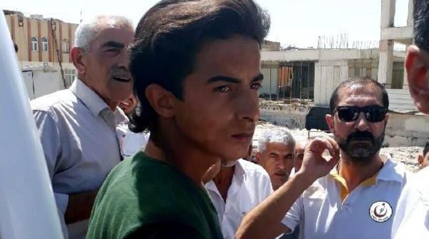 &Uuml;lkesine Gitmek Isteyen Suriyeli, 7 Katlı Binadan Atlamak Istedi