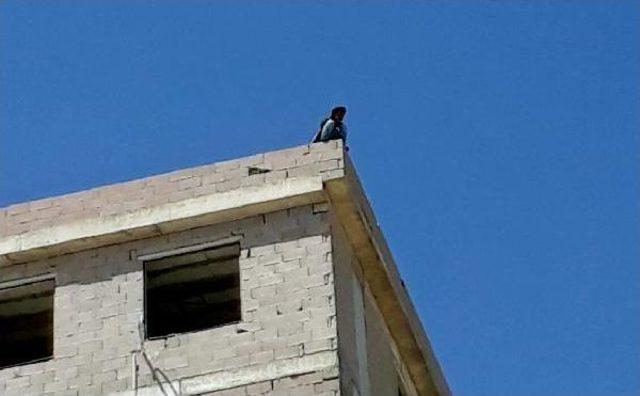 &Uuml;lkesine Gitmek Isteyen Suriyeli, 7 Katlı Binadan Atlamak Istedi 1