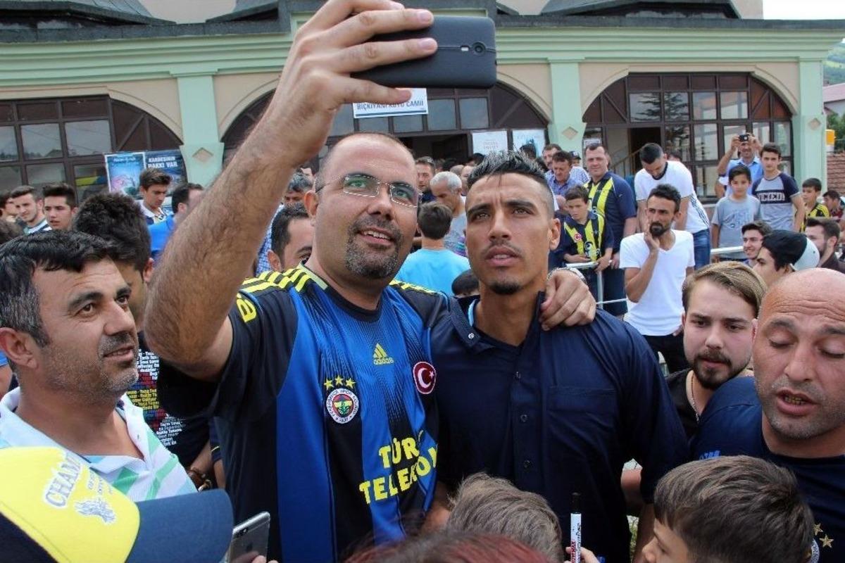 Fenerbah&ccedil;eli Futbolculara Cuma Namazı&rsquo;nda Yoğun İlgi