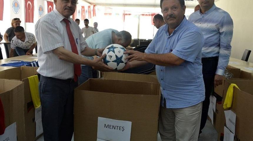 Fındıkpınarı Futbol Turnuvası &Ouml;ncesi Takımlara Malzemeleri Dağıtıldı