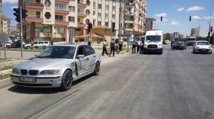 İki Otomobil &Ccedil;arpıştı: 5 Yaralı