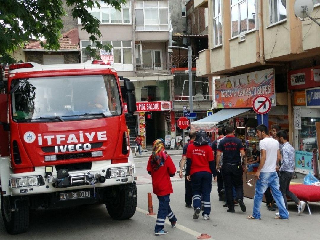 Eşya Taşıyan Gen&ccedil; Asans&ouml;rde Mahsur Kaldı
