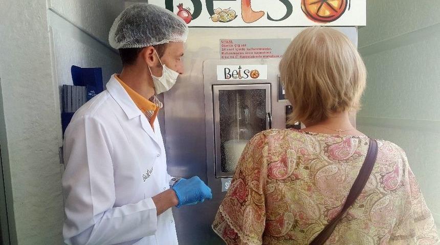 Bakan &Ccedil;elik: &ldquo;sokak S&uuml;t&uuml; Artık G&uuml;venilir Şartlarda Satılıyor&rdquo;