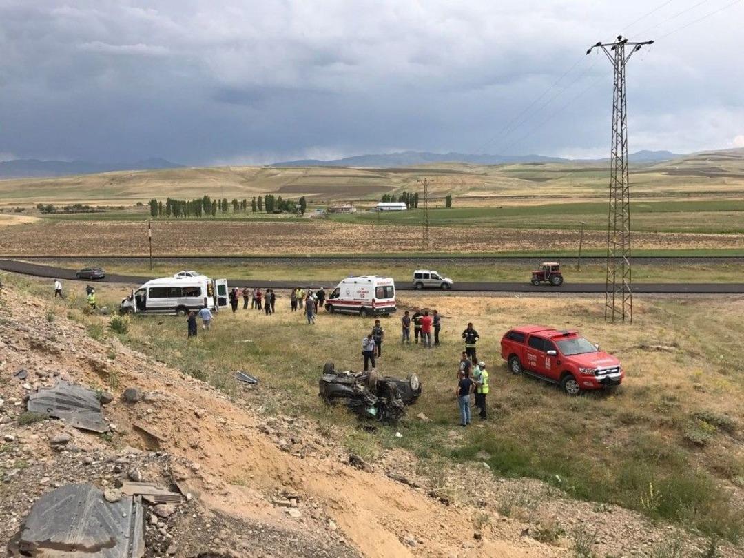 D&uuml;ğ&uuml;n Yolunda Feci Kaza: 1 &Ouml;l&uuml;, 10 Yaralı