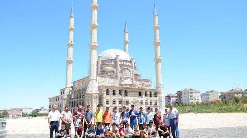 &Ouml;ğrenciler Har&ccedil;lıklarını K&uuml;lliye İnşaatını Bağışladı