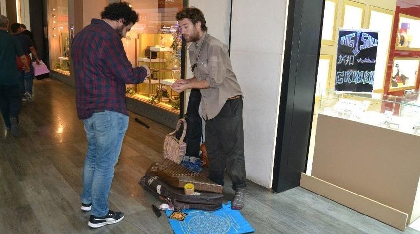 Atat&uuml;rk Havalimanı&rsquo;nda Konser Veren Sokak M&uuml;zisyenine Polis M&uuml;dahale Etti