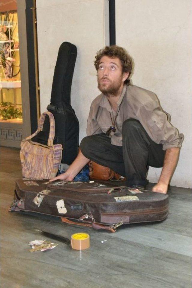 Atat&uuml;rk Havalimanı&rsquo;nda Konser Veren Sokak M&uuml;zisyenine Polis M&uuml;dahale Etti 1