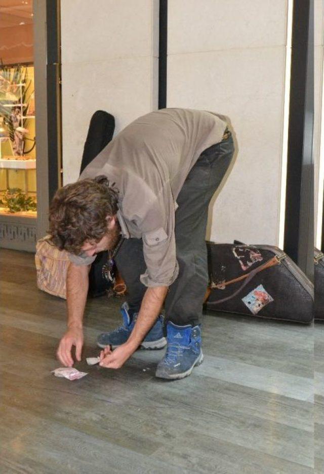 Atat&uuml;rk Havalimanı&rsquo;nda Konser Veren Sokak M&uuml;zisyenine Polis M&uuml;dahale Etti 2