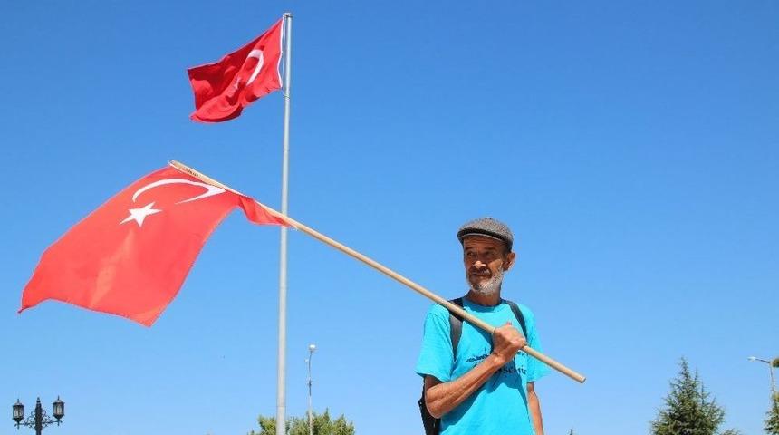 63 Yaşındaki Adam Elinde T&uuml;rk Bayrağıyla Ankara&rsquo;ya Y&uuml;r&uuml;yor