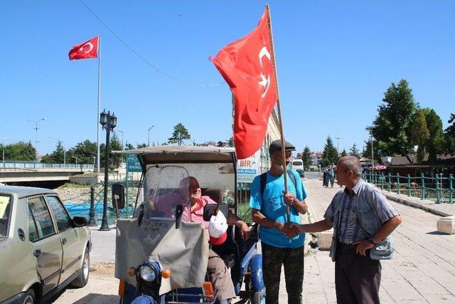 63 Yaşındaki Adam Elinde Türk Bayrağıyla Ankara’ya Yürüyor