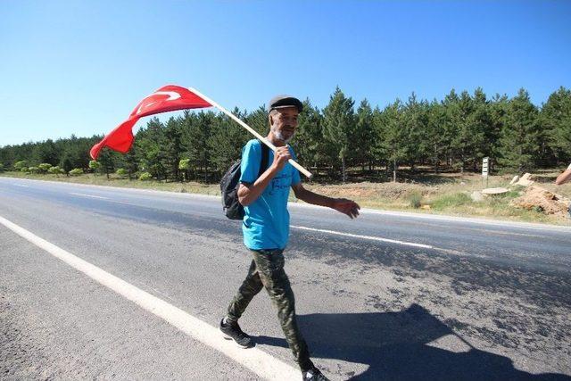 63 Yaşındaki Adam Elinde Türk Bayrağıyla Ankara’ya Yürüyor