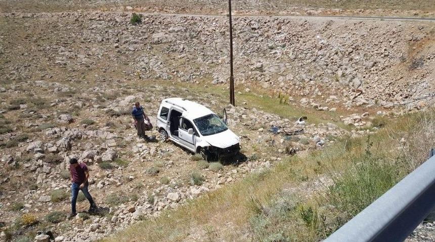 Sivas&rsquo;ta Otomobil Şarampole Yuvarlandı: 5 Yaralı