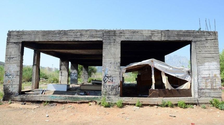 Konyaaltı Belediyesi&rsquo;nden Metruk Yapılarda Temizlik