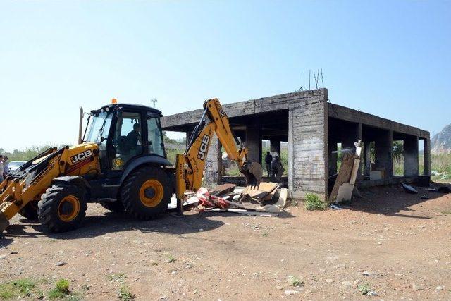 Konyaaltı Belediyesi’nden Metruk Yapılarda Temizlik