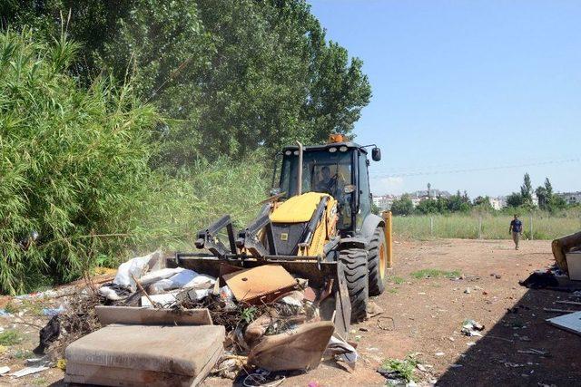 Konyaaltı Belediyesi’nden Metruk Yapılarda Temizlik