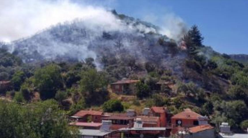 İzmir&rsquo;de Korkutan Yangın Yerleşim Yerlerine İlerliyor