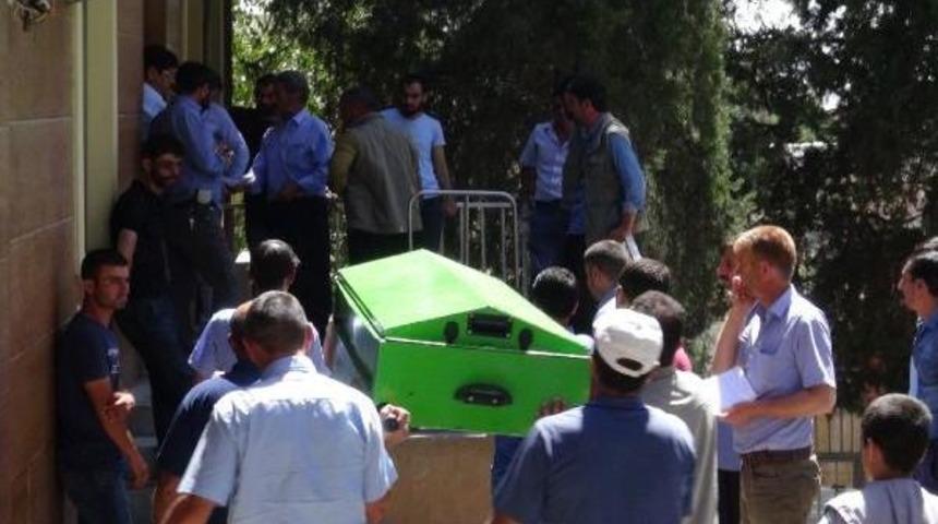 Evdeki Kesinti Nedeniyle Çıktığı Direkte Akıma Kapılıp Öldü