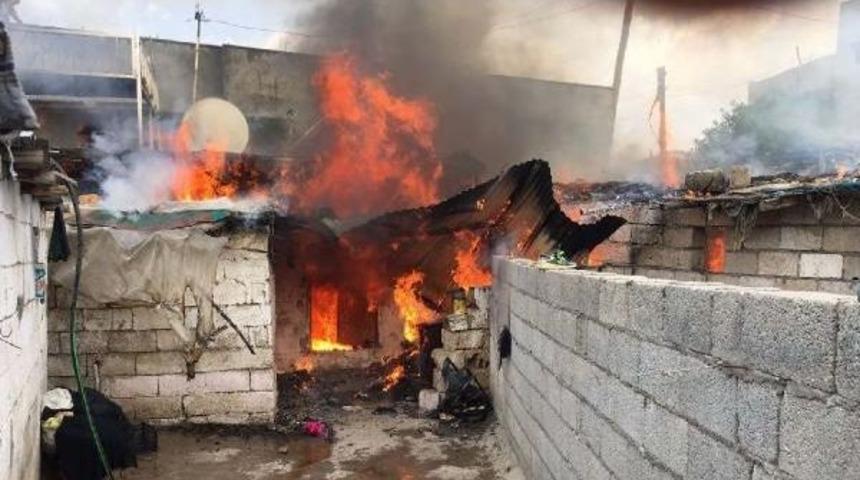 Nusaybin'de Yangın 13 Kişinin Yaşadığı Evi K&uuml;le D&ouml;nd&uuml;rd&uuml;