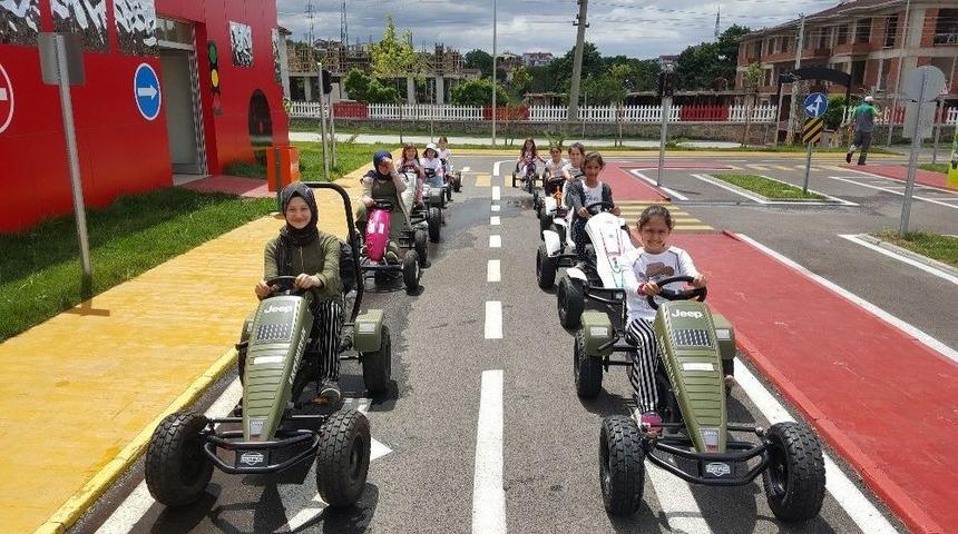 &Ccedil;ocuk Trafik Eğitim Parkında Eğitimler S&uuml;r&uuml;yor