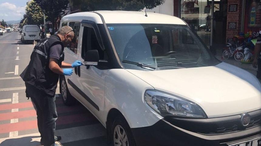 D&uuml;zce&rsquo;de Ara&ccedil; İ&ccedil;inden C&uuml;zdan &Ccedil;alan Hırsız G&uuml;venlik Kamerasına Yakalandı