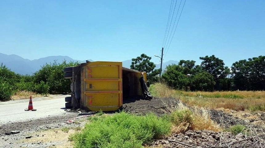 Belediyenin Hafriyat Kamyonu Devrildi: 2 Yaralı