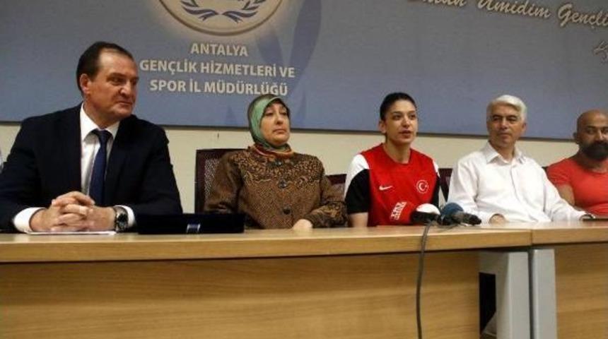 Nur Tatar Askari: İstiklal Marşı'nı Okutmak Onur Verici