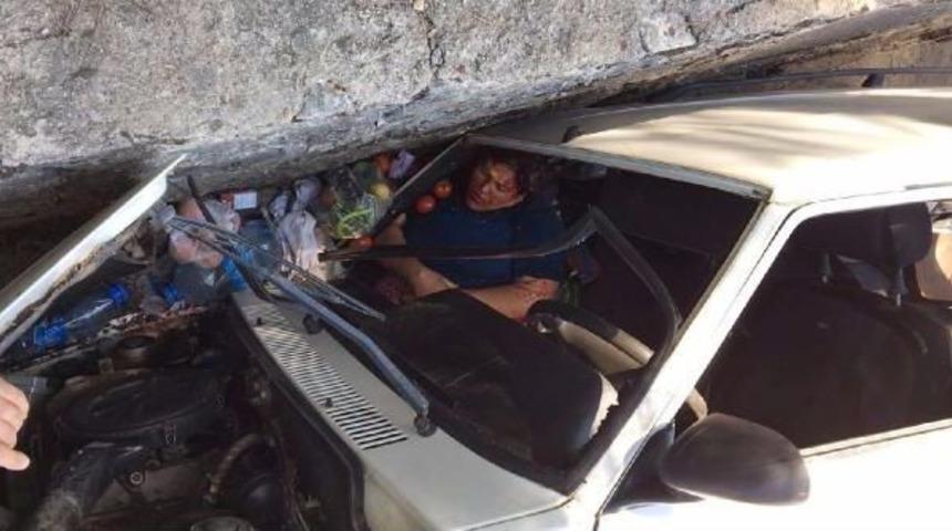 Otomobil Su Tahliye Kanalına Devrildi: 2 Yaralı