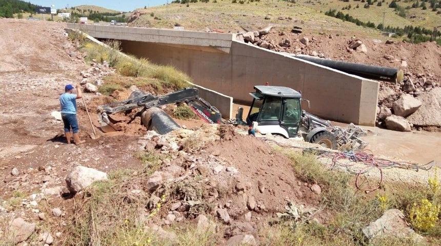 Yol İnşaatında Yapılan Hata Bazı Mahalleleri Susuz Bıraktı