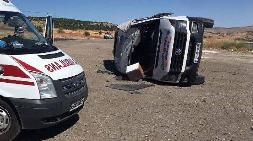 Otomobil, Yolcu Minib&uuml;s&uuml;ne &Ccedil;arptı: 8 Yaralı