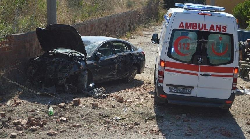 Direksiyon Hakimiyetini Kaybetti Galericiler Sitesine D&uuml;şt&uuml;: 3 Yaralı