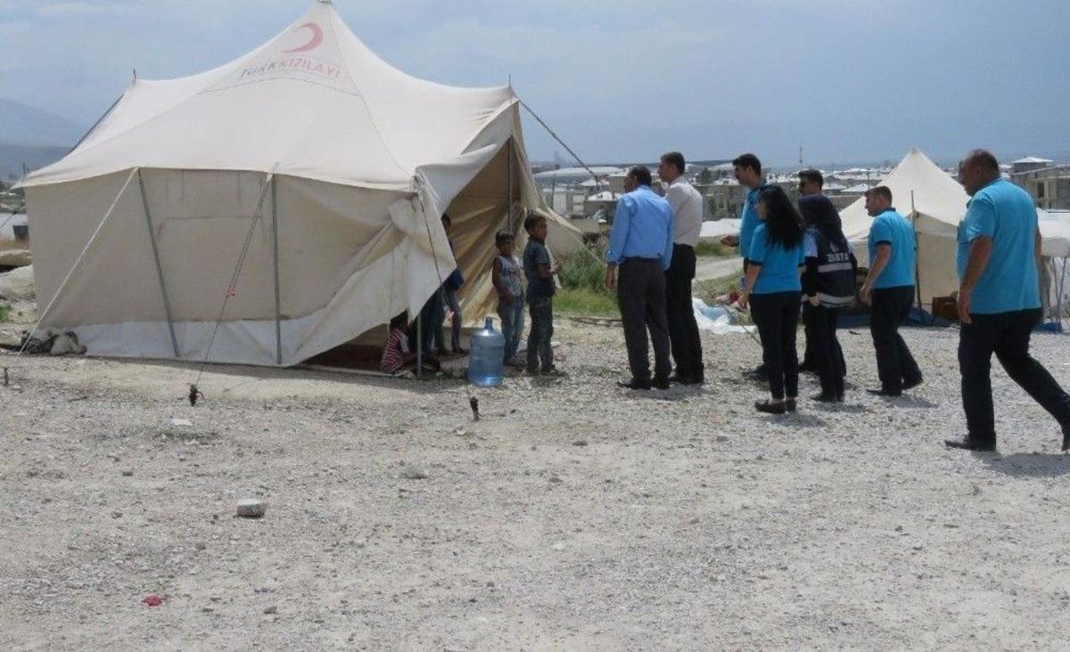Edremit Belediyesinden &Ccedil;adır Kuranlara Operasyon