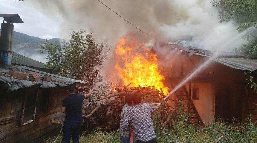 Evlerinin Yandığını G&ouml;ren &Ccedil;ocuklar G&ouml;zyaşlarını Boğuldu