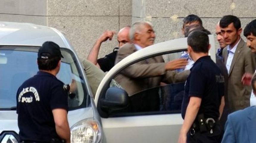 Bı&ccedil;akla 3 Kişiyi Yaralayan Eski Başkan, Alkışlarla Cezaevine Gitti