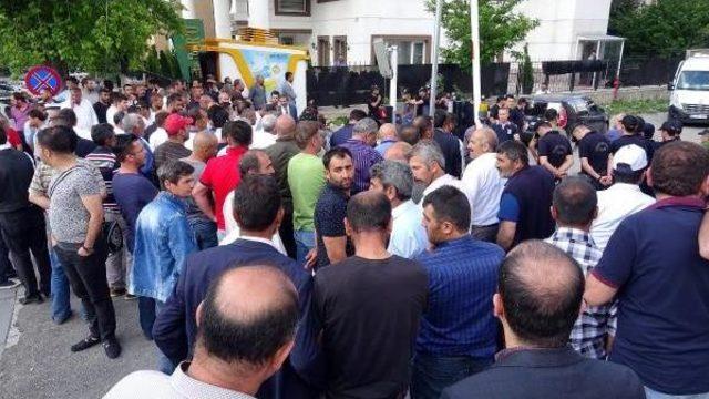 Bıçakla 3 Kişiyi Yaralayan Eski Başkan, Alkışlarla Cezaevine Gitti