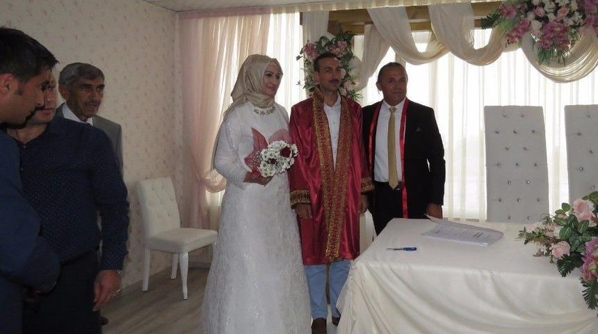 Kayyum, Korumasının Nikahını Kıydı