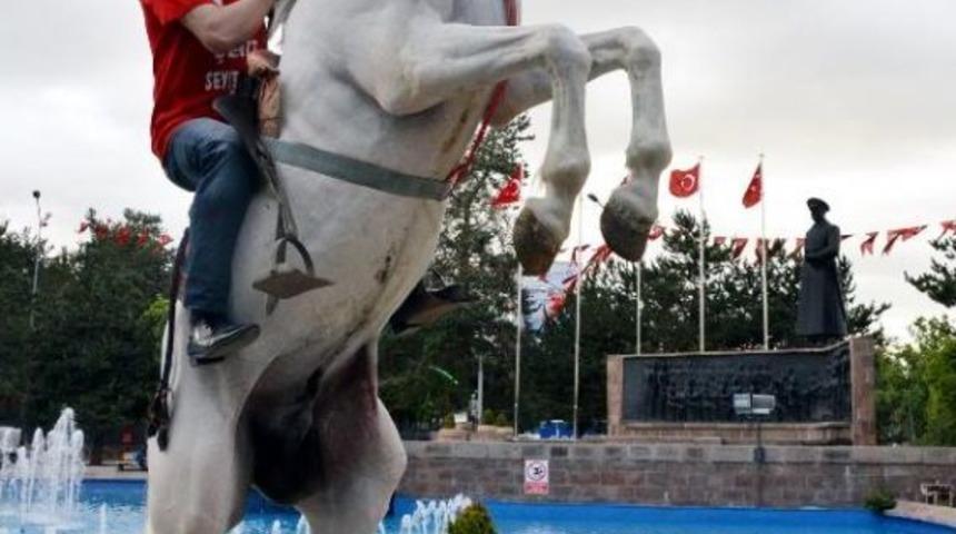 Kortej Y&uuml;r&uuml;y&uuml;ş&uuml;nde Ciritcinin G&ouml;sterisi Ilgi &Ccedil;ekti