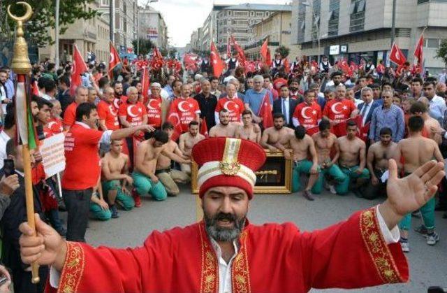 Kortej Yürüyüşünde Ciritcinin Gösterisi Ilgi Çekti