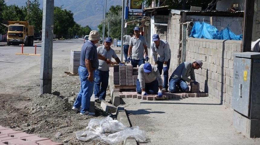 Kaldırım &Ccedil;alışmaları Devam Ediyor