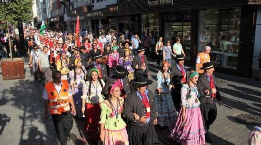 Bursa'da Uluslararası Altın Karag&ouml;z Halk Dansları Yarışması, Kortej Y&uuml;r&uuml;y&uuml;ş&uuml; Ile Başladı