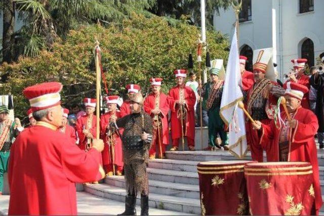 Bursa da Uluslararası Altın Karag&ouml;z Halk Dansları Yarışması, Kortej Y&uuml;r&uuml;y&uuml;ş&uuml; Ile Başladı 1
