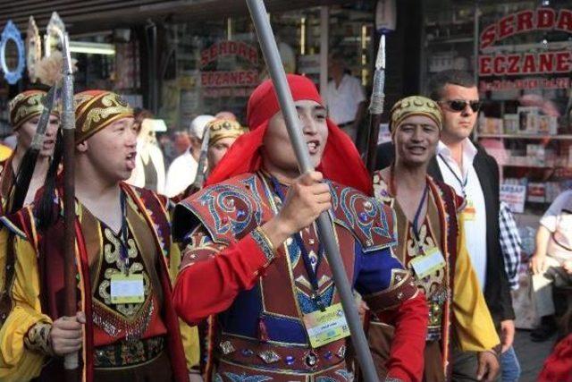 Bursa da Uluslararası Altın Karag&ouml;z Halk Dansları Yarışması, Kortej Y&uuml;r&uuml;y&uuml;ş&uuml; Ile Başladı 2