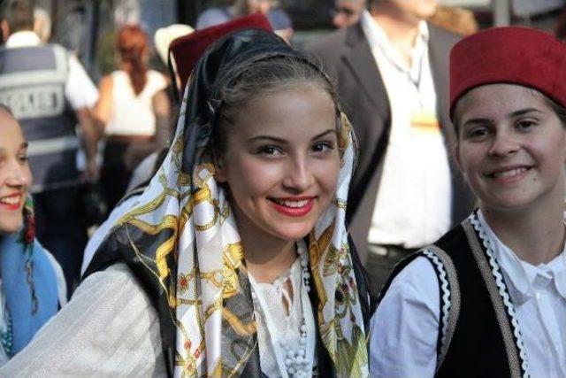 Bursa da Uluslararası Altın Karag&ouml;z Halk Dansları Yarışması, Kortej Y&uuml;r&uuml;y&uuml;ş&uuml; Ile Başladı 3