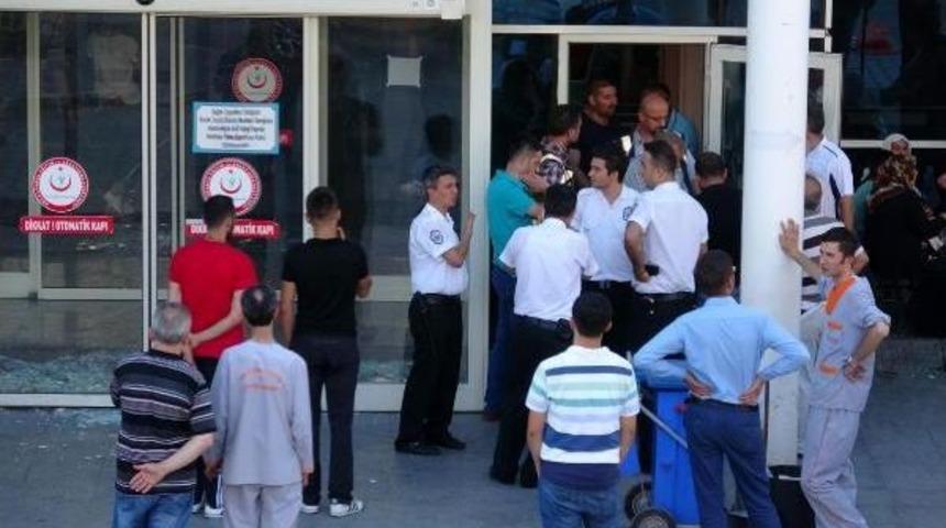 &Ouml;len Hastanın Yakınları Hastanenin Camlarını Kırdı