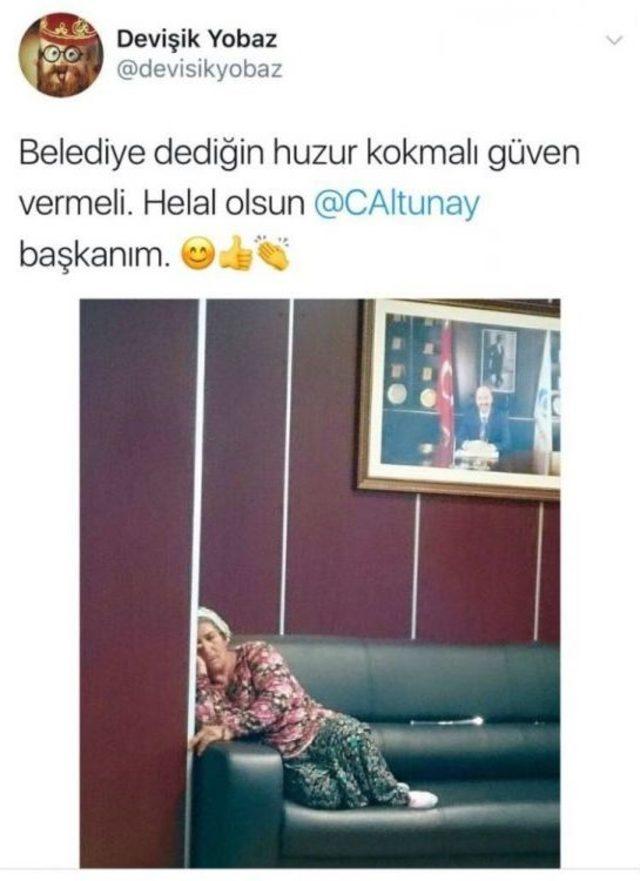 Başkanın Makamında Çekilen Fotoğraf Sosyal Medyada Gündem Oldu