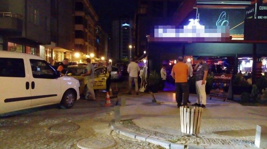 Kız Meselesi Y&uuml;z&uuml;nden &Ccedil;ıkan Kavga Kanlı Bitti: 2 Yaralı