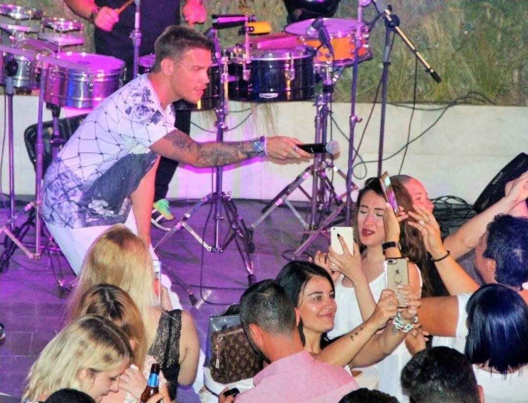 Sinan Ak&ccedil;ıl İ&ccedil;in Biletler T&uuml;kendi, İzdiham Oldu