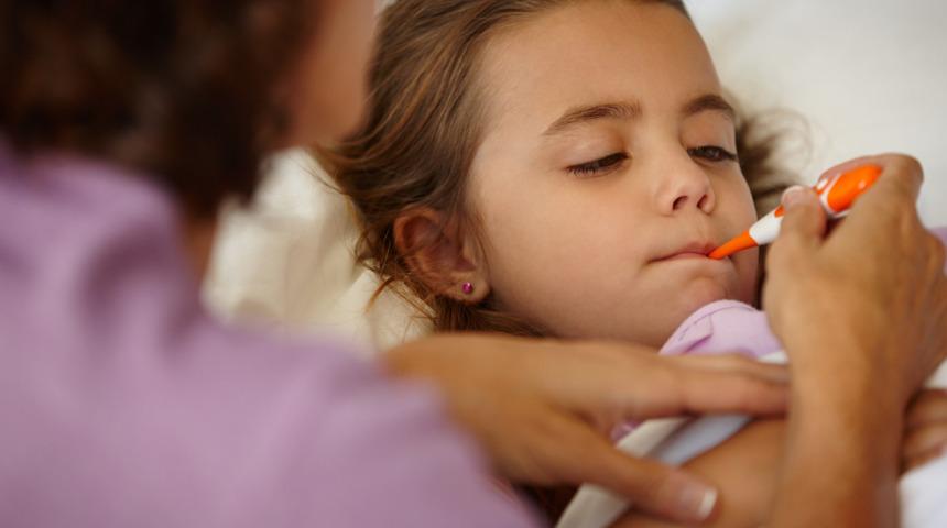 Yaz aylarında &ccedil;ocuklarda y&uuml;ksek ateşte ne yapmalı?