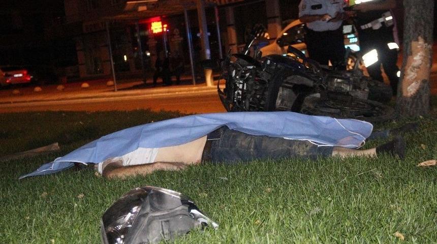 Motosiklet Ağaca &Ccedil;arptı:1 &Ouml;l&uuml;, 1 Ağır Yaralı